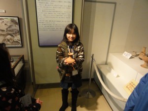 壺をこわごわ持っています