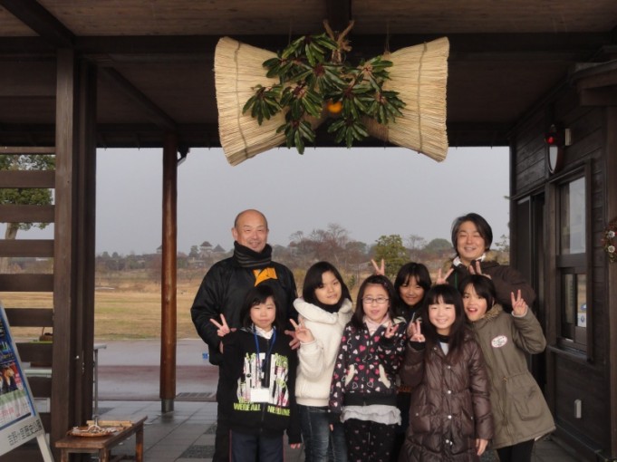 珍しいお飾りの前で記念撮影です。雨の中お疲れ様でした