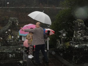 館長、狛犬の説明中です。