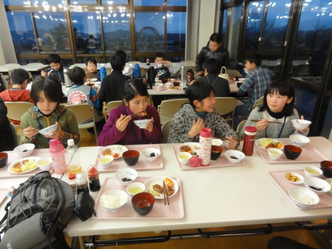 夕食です。とんかつでした。楽しそうに食べています。