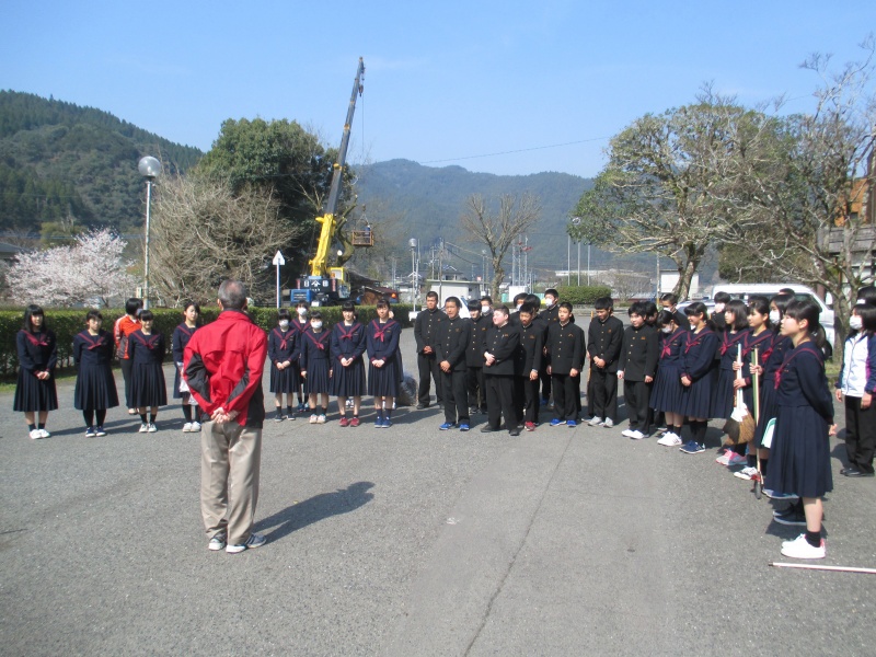 大山中学校生徒の皆さんが公民館駐車場を清掃【3月26日】 日田市大山公民館