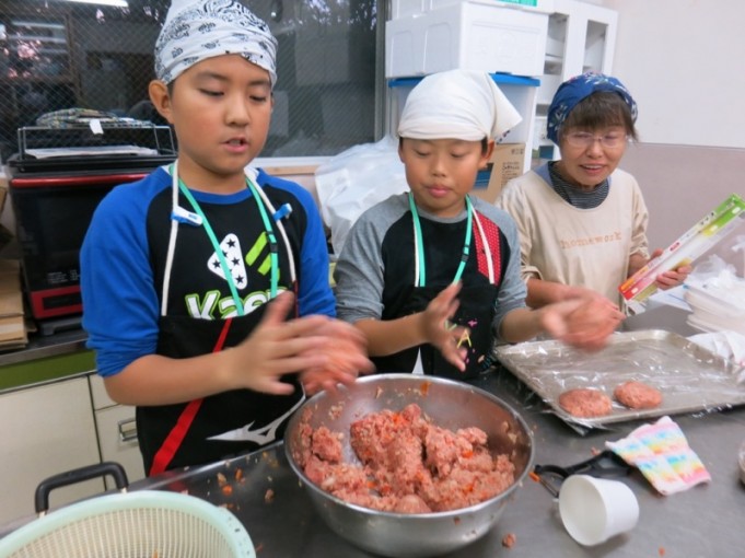 男子も一緒にコネコネ！