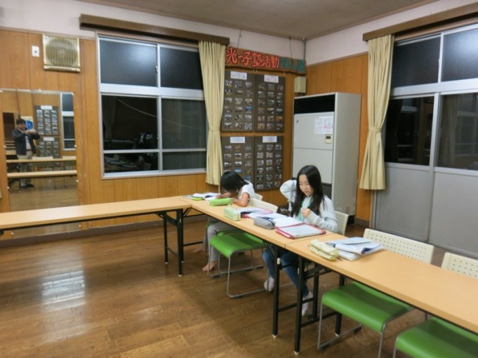 炊事係ではない組は、仲良く宿題中！