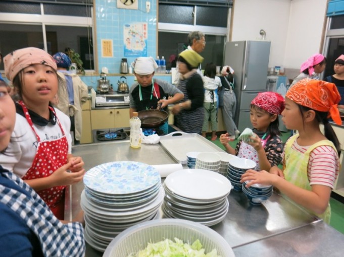 手の空いた人たちは、お皿を用意