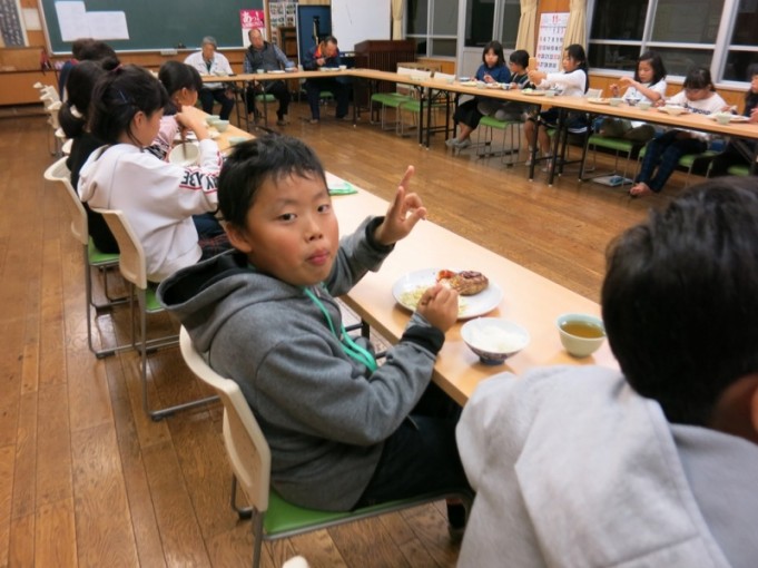 男子は元気いっぱい