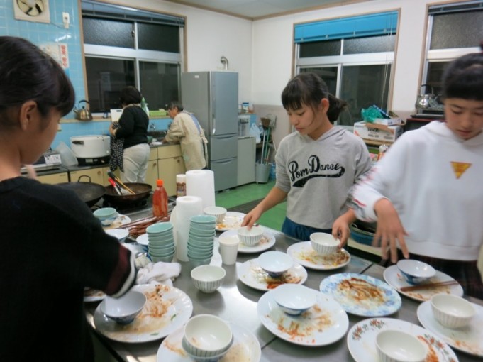 食べ終わった後は、みんなでお皿洗い