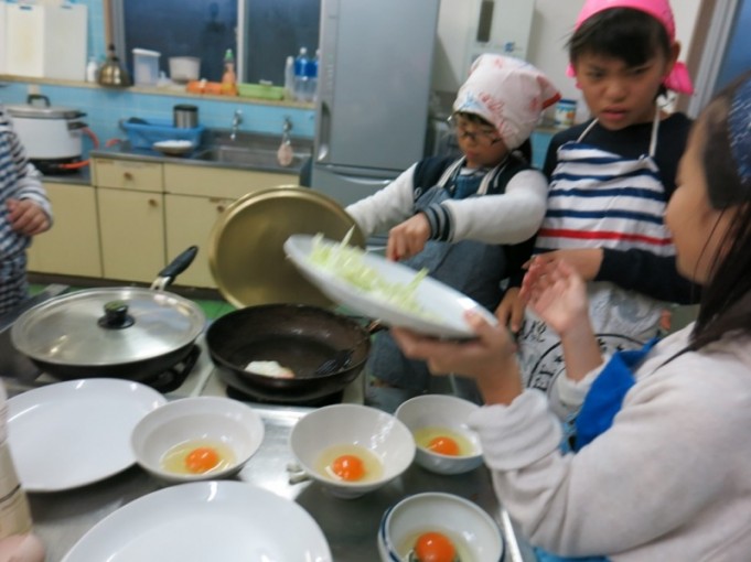 今朝のメニューは、ごはん・みそ汁・目玉焼き 丼に卵を割る係、焼く係とに分業しての作業です