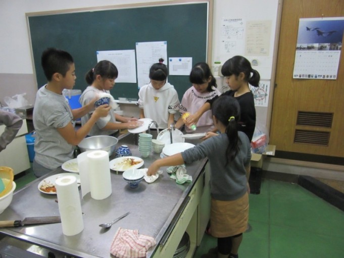 お風呂の関係で、今日は6年生チームが洗っています